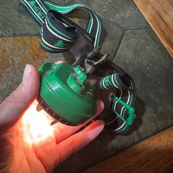 REI VTG Lamp For camping, hiking etc..batteries not included - Picture 3 of 8